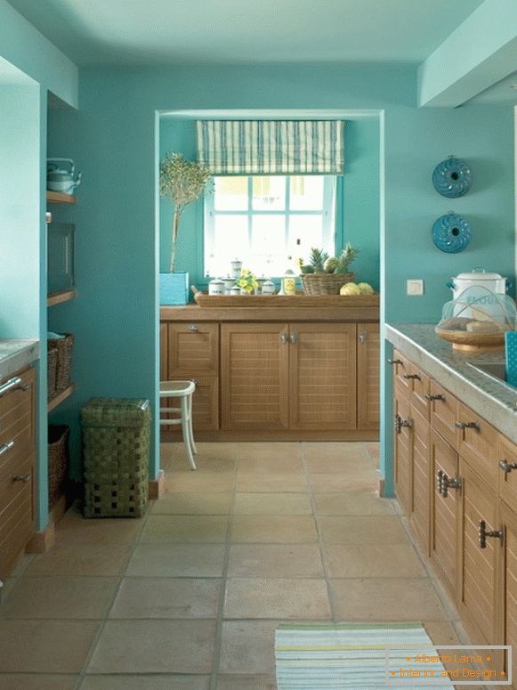 Kuchyně s modrými zdmi a stropy