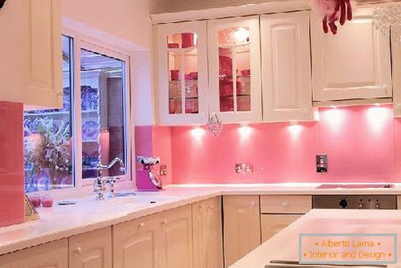 Kuchyně se světle růžovými zdmi