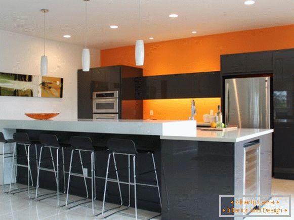 Kuchyně s oranžovou zdí