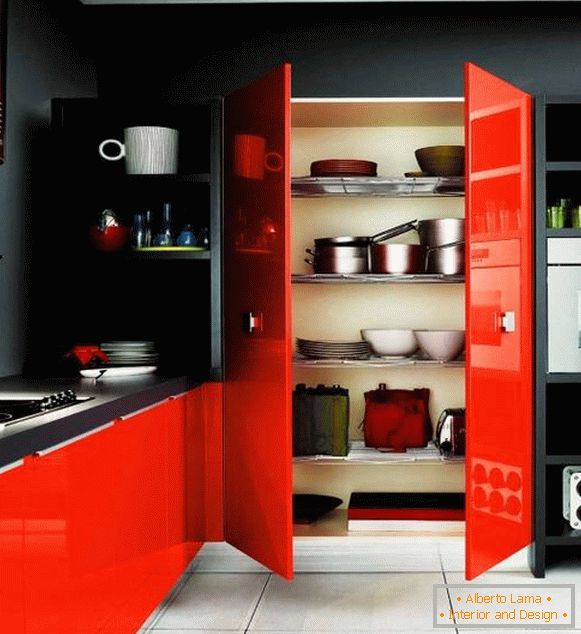 Černé stěny a červený nábytek v kuchyňském designu
