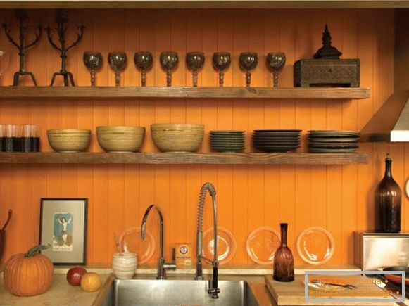 Kuchyňský design s oranžovými stěnami