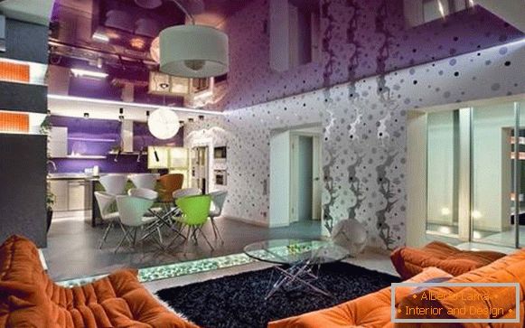 Stretch stropy ve fialové ve vnitřku obývacího pokoje