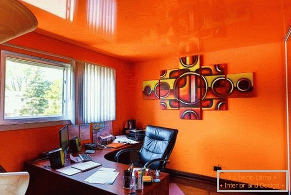 Světlý interiér s protahovým stropem oranžové barvy