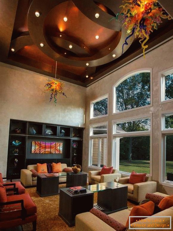 Kovové stropní stropy čokoládové barvy v obývacím pokoji