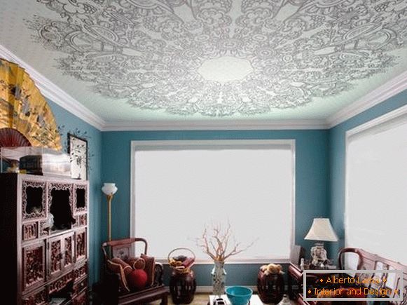 Návrh místnosti s modrým stropním stropem s vytištěným vzorem fotografie 2016