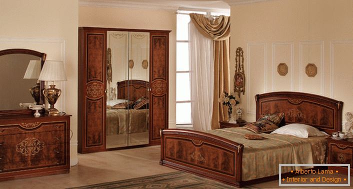 Modulární nábytek pro klasickou ložnici je přizpůsoben co nejpřesněji. 