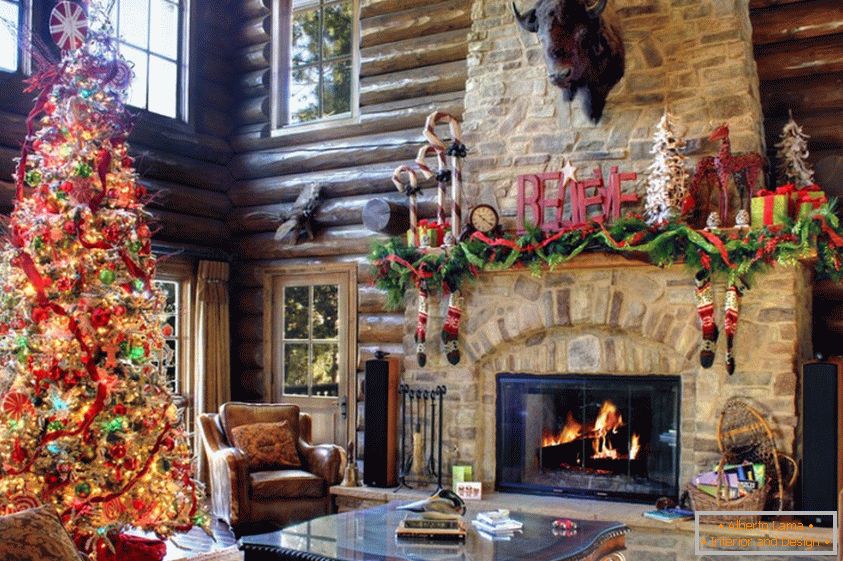Barevný přírodní vánoční stromek v obývacím pokoji