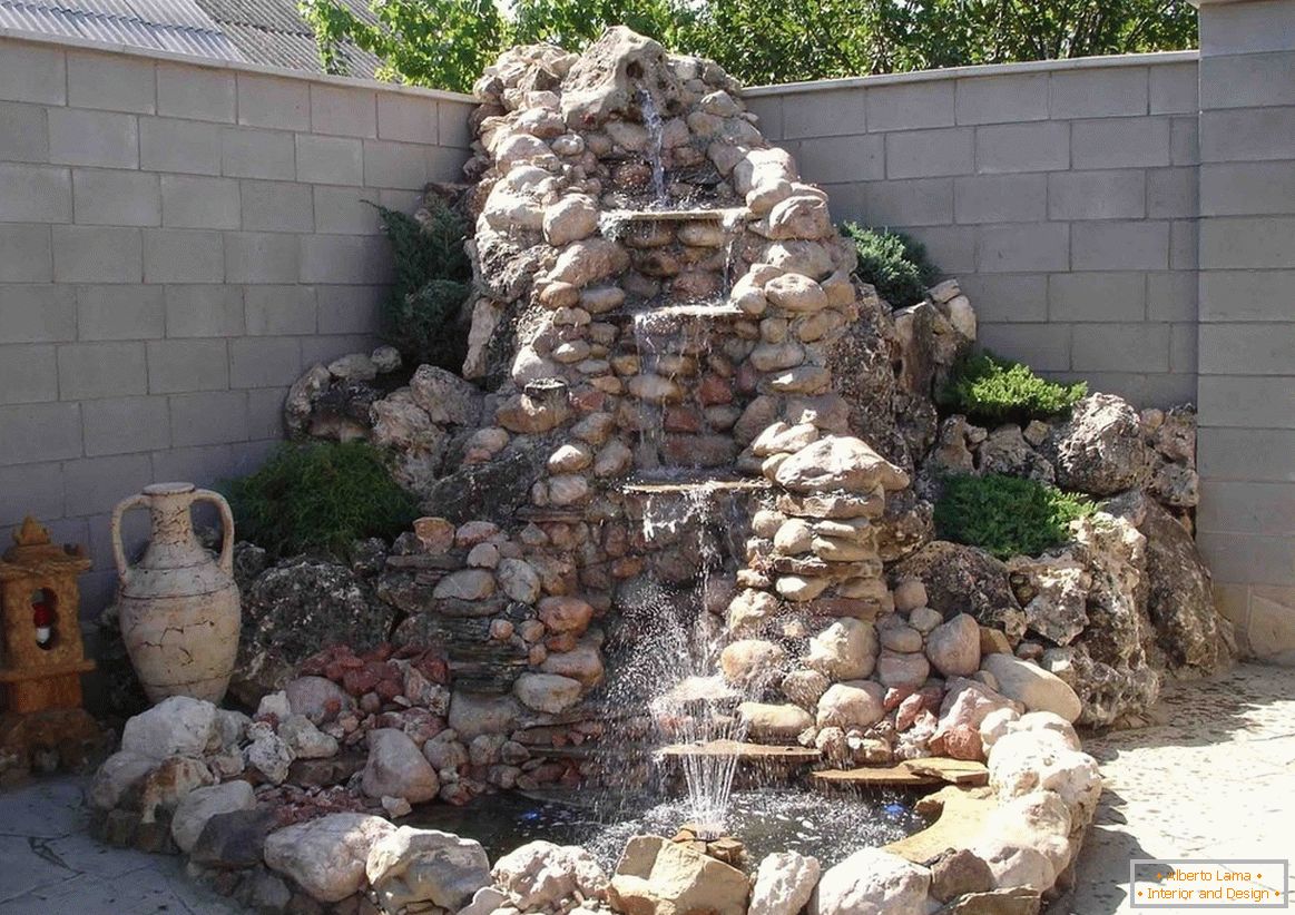Kamenná fontána na místě