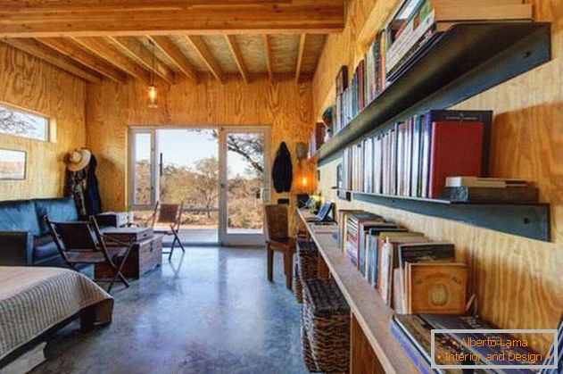 Malý levný dřevěný dům v USA: книжные полки