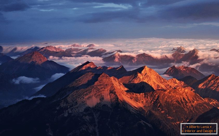 Alpské hory v oblacích