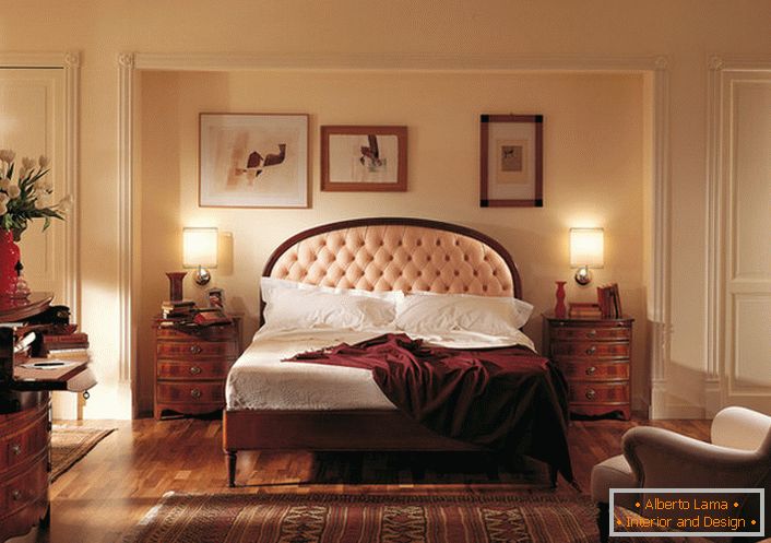 Vznešený anglický styl v ložnici je atraktivní a skromný. Středem pozornosti je postel ve vysoké čelní desce, která je posetá měkkým světlem béžovou látkou.