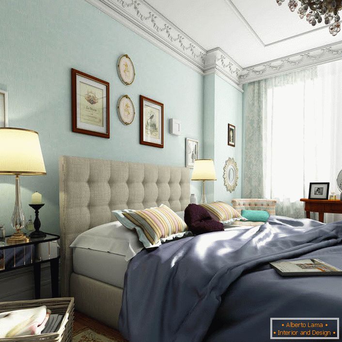Ložnice v anglickém stylu je zdobena měkkými modrými barvami. Pastelové barvy poskytují efekt vizuálního rozšiřování prostoru. 