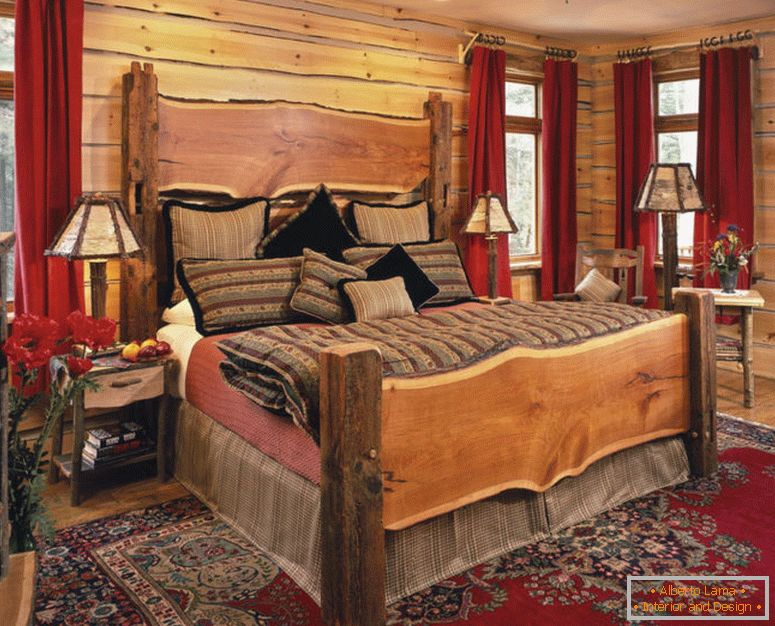 nádherné lampy na stůl a fantastické postele v rustikálním ložnicí s tradičním červeným kobercem