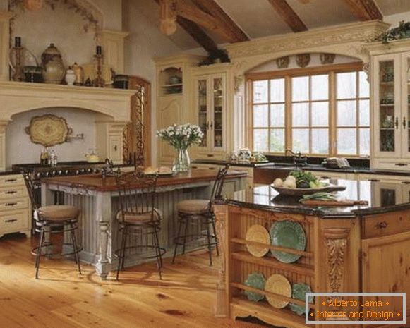 Klasický styl starého světa v interiéru kuchyně
