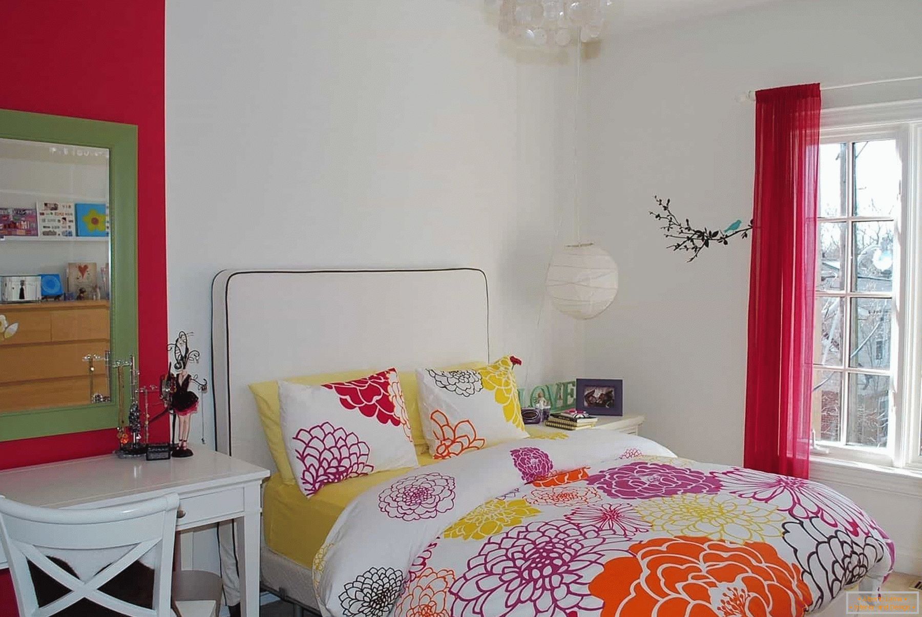 V bílé místnosti dospívající dívky - barevné ložní prádlo a dekorační prvky