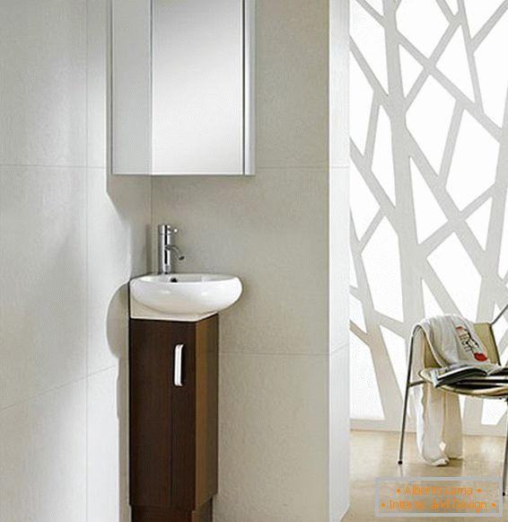 Minimalistický toaletní stolek v designu malé koupelny