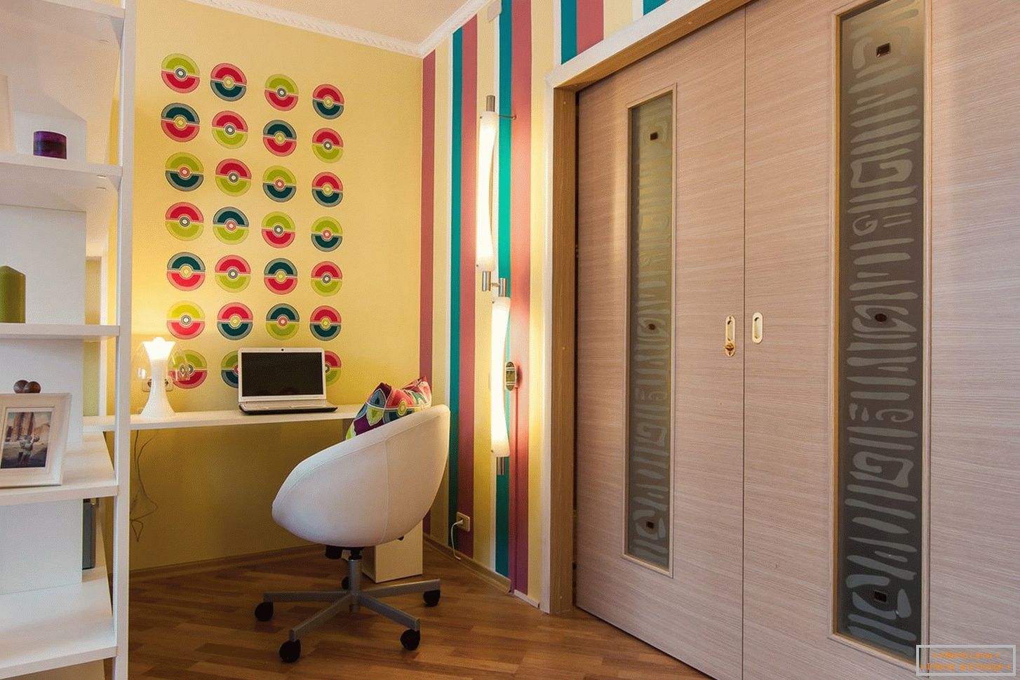 Jasné barvy v designu obývacího pokoje