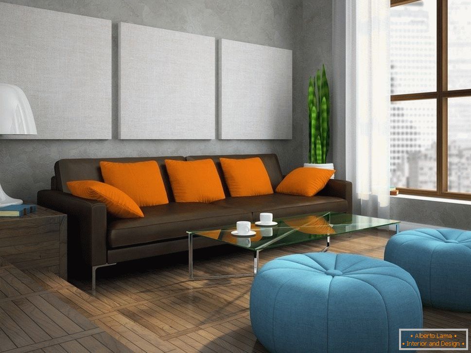 Modrá a oranžová v interiéru hnědých odstínů