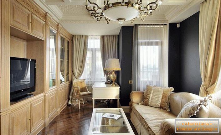 Pokoj pro hosty ve stylu Empire. Designer dokázal vytvořit exkluzivní, luxusní obývací pokoj z jednoduché místnosti malých rozměrů.