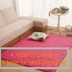 Růžový koberec u bílé pohovky