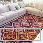 Bílý pohovka a turecký koberec