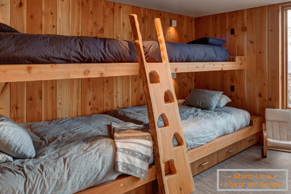 Domácí postel z dřeva