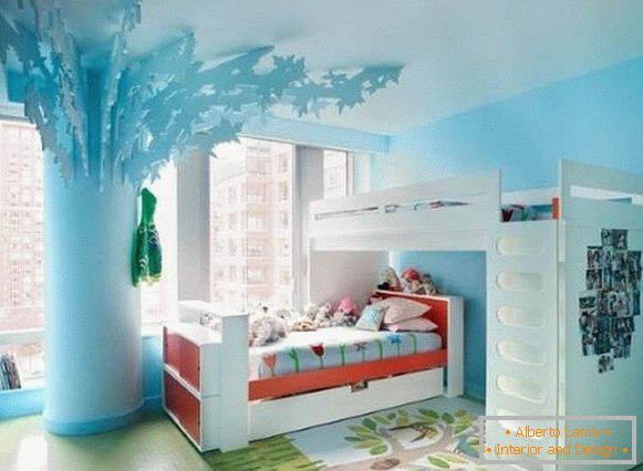Dvojpodlažní postel a strom v místnosti pro dívky