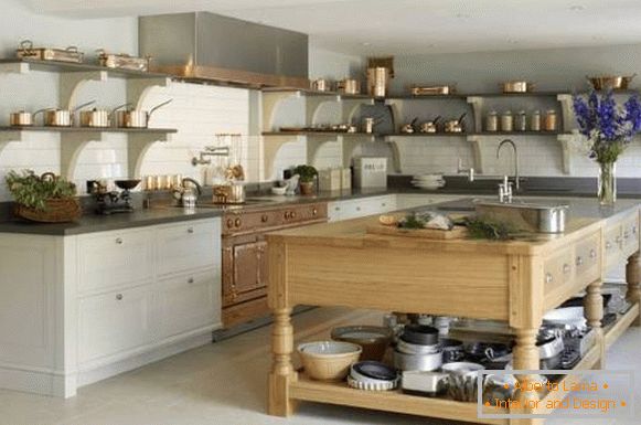 Otevřené police měděného nádobí v kuchyňském designu