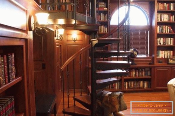 Zašroubujte kované schody do domu s dřevěným obložením