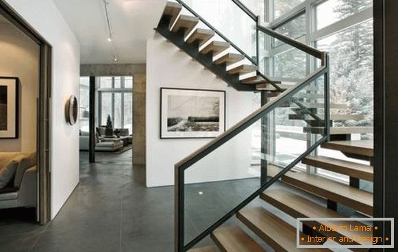 Kovové schody v domě ve druhém patře - foto