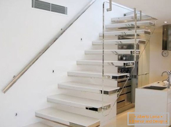 Krásné schody v domě - fotografie stupňů a zábradlí