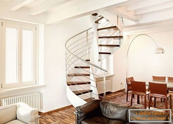 Spirálové schodiště v soukromém domě ze dřeva a kovu