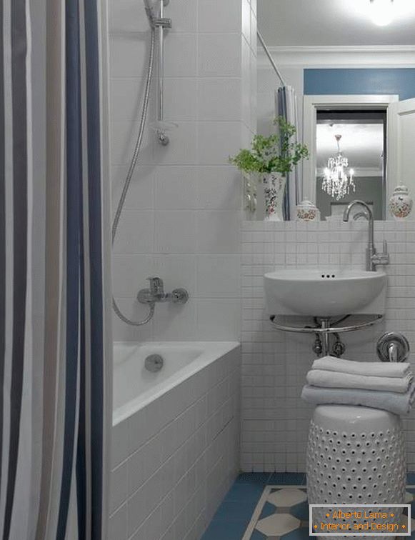 Krásné malé koupelny - fotografie v bílé a modré barvě