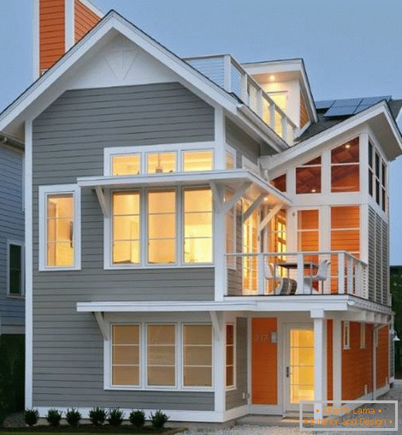 Moderní fasáda soukromého domu v šedé a oranžové barvě