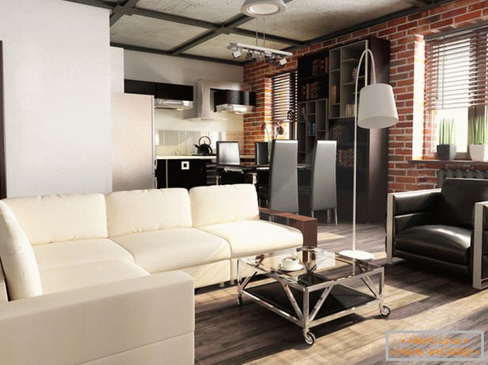 Útulný světlý obývací pokoj v půdním stylu. Harmonická kombinace zděných zdí a mohutných trámů. 