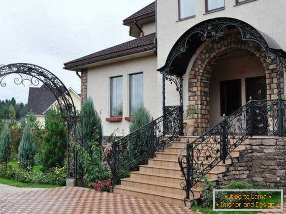 Chytrá kovaná veranda s baldachýnem a madly