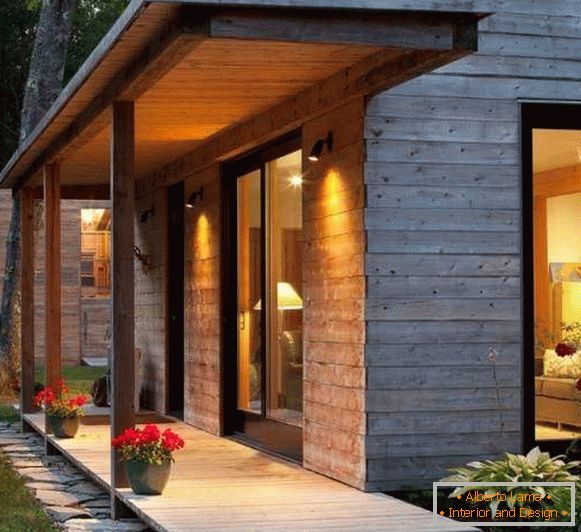 Malá veranda ze dřeva pro moderní soukromý dům