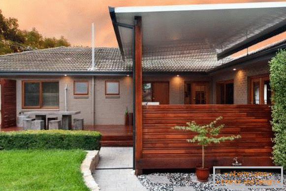 Dřevěná veranda na dům - fotografie cihlového domu