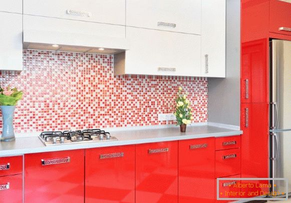 Červená kuchyně v interiéru foto 19