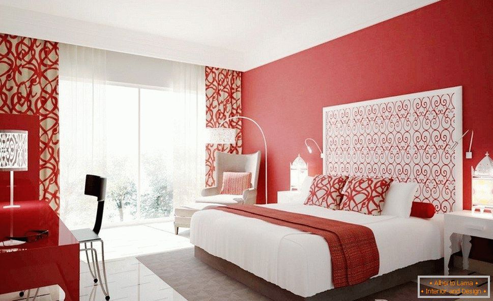 Bílý nábytek v ložnici s červenými zdmi