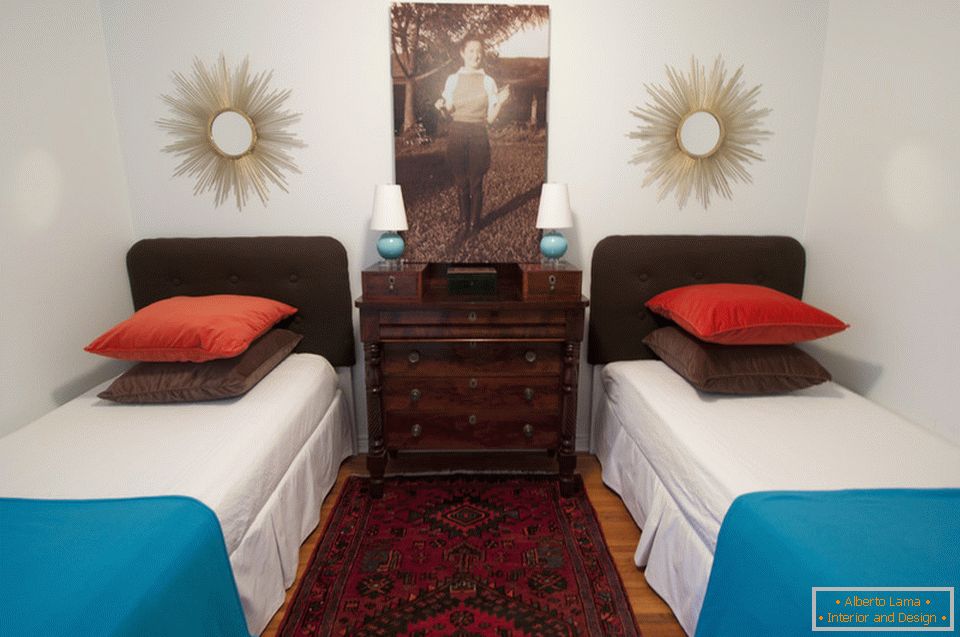 Dvě postele v ložnici pro hosty