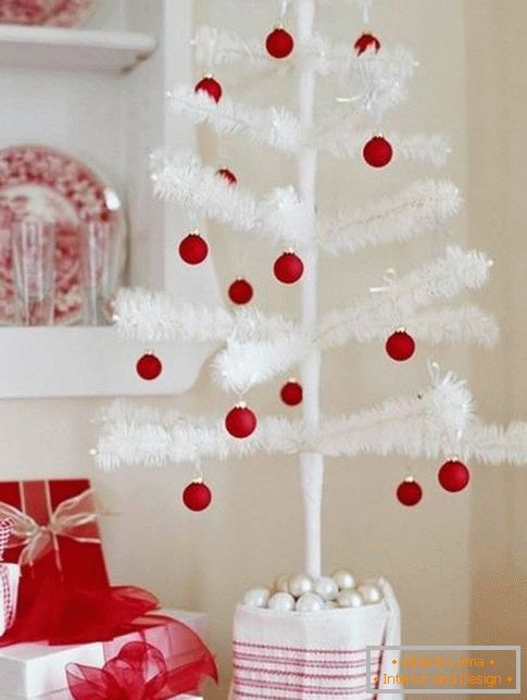 jednoduchý a stylový dekorace vánočního stromu