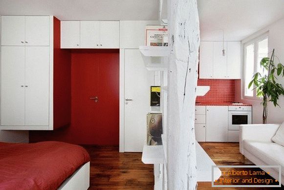 Kreativní interiér bytu v červené barvě