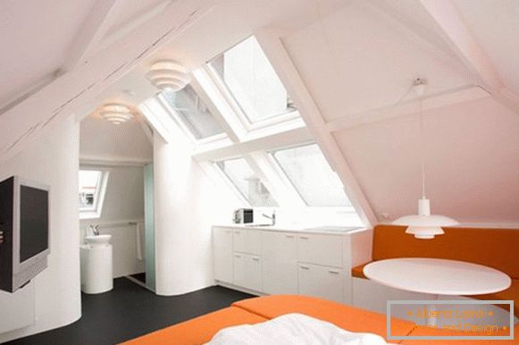 Kreativní interiér bytu v oranžové barvě
