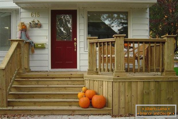 dům s dřevěnou verandu