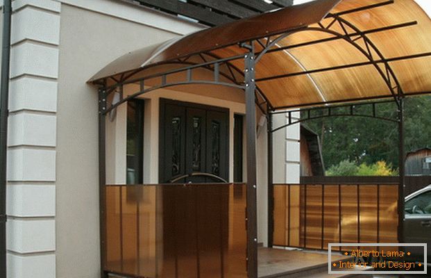 jednoduchá veranda z polykarbonátu v soukromém domě