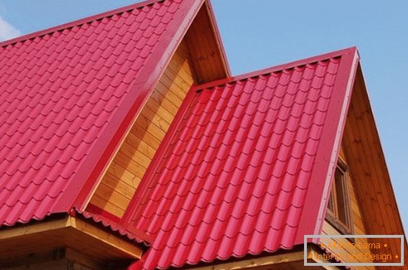 Červená střecha z kovu