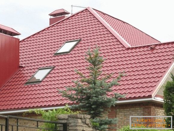 Střecha z kovové dlaždice fotografie 2
