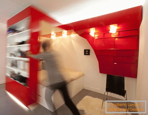 Transformovatelná červená a bílá ložnice