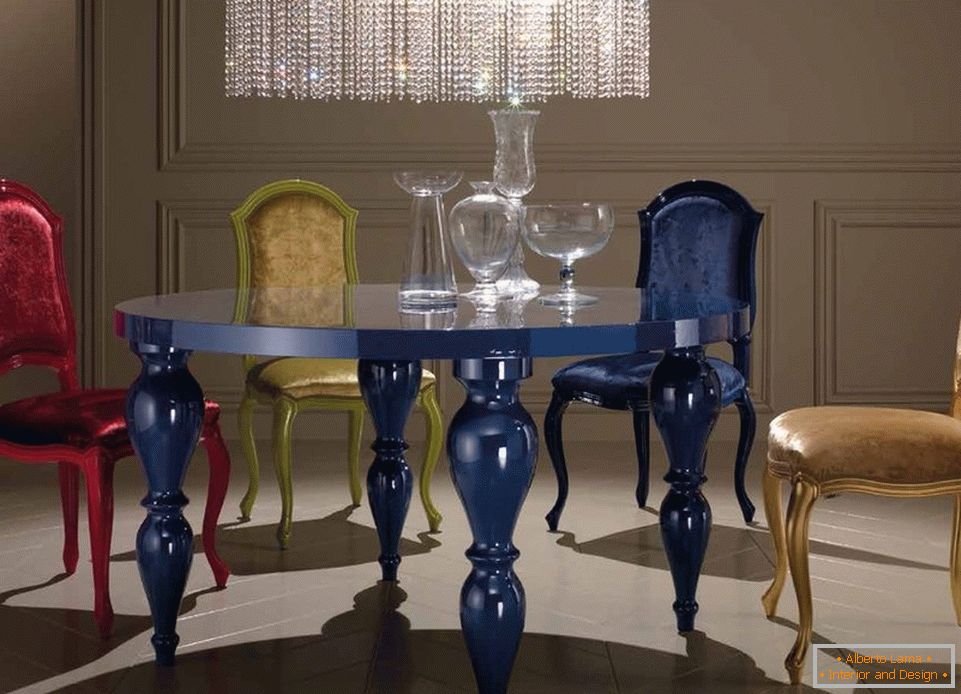 Modrý kulatý stůl v interiéru